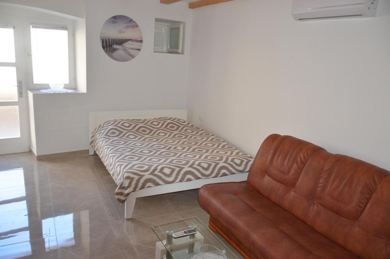 Studio Apartman Kata Prvic Sepurine Exterior photo